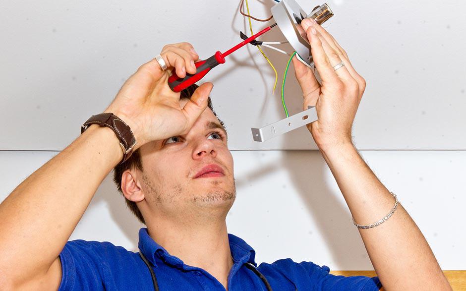 cherche électricien Les Lilas